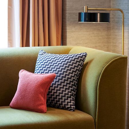 The Fitzwilliam Hotel Dublin Dış mekan fotoğraf A sofa with cushions