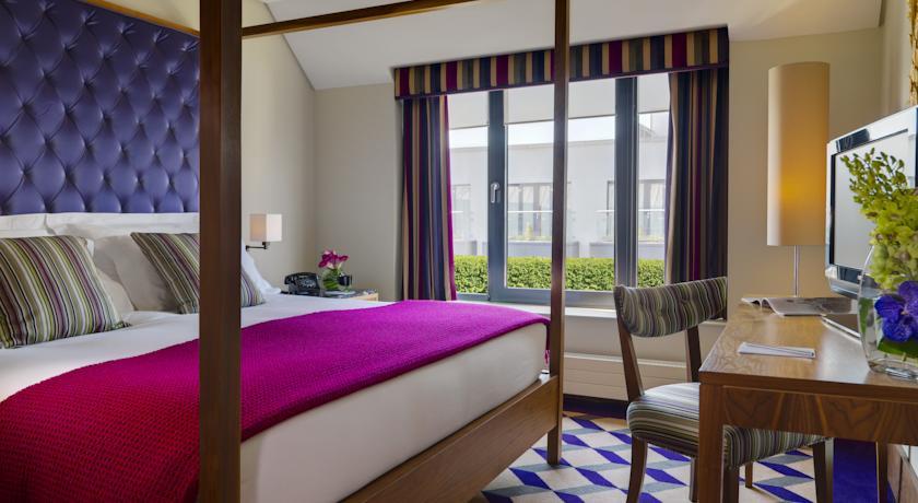 The Fitzwilliam Hotel Dublin Dış mekan fotoğraf A bedroom at the hotel