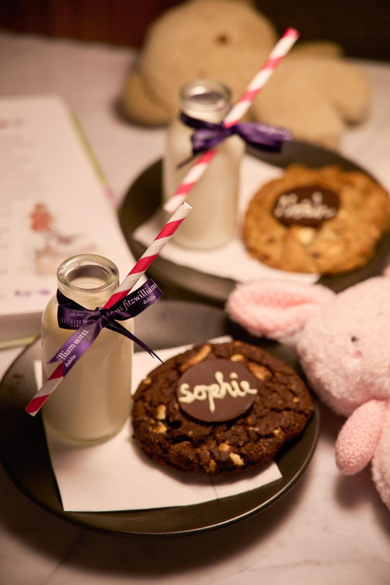 The Fitzwilliam Hotel Dublin Dış mekan fotoğraf Milk and cookies