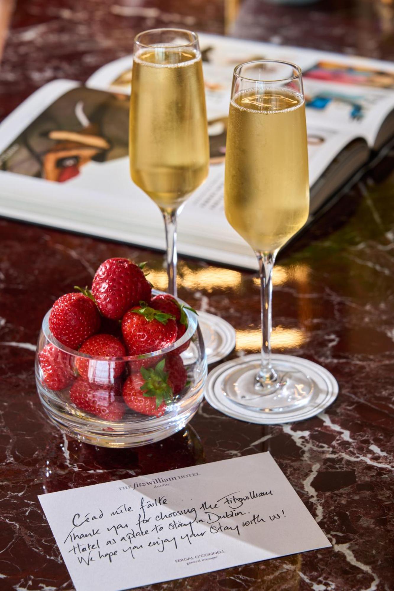 The Fitzwilliam Hotel Dublin Dış mekan fotoğraf Champagne and strawberries