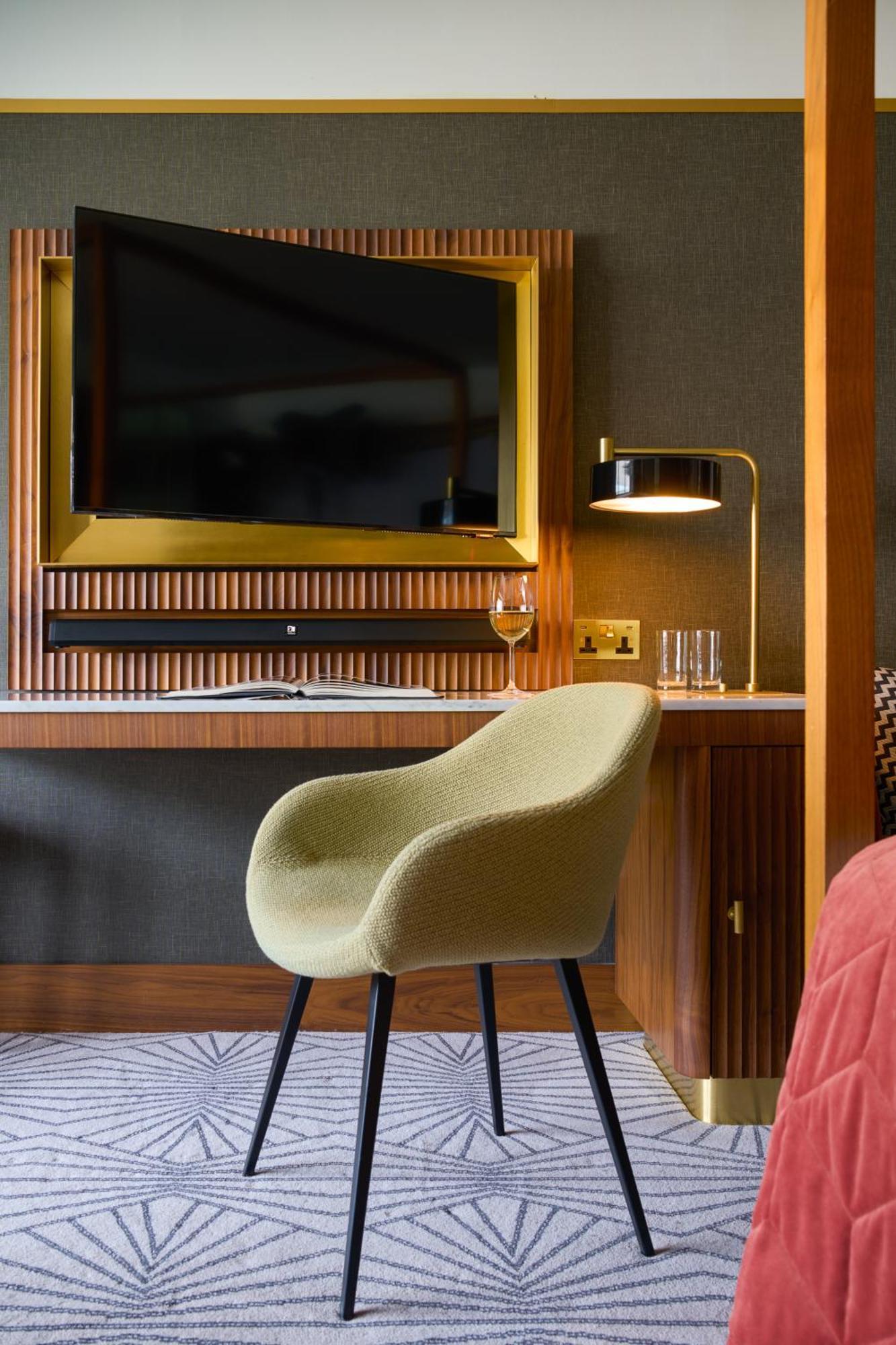 The Fitzwilliam Hotel Dublin Dış mekan fotoğraf A chair in a hotel room