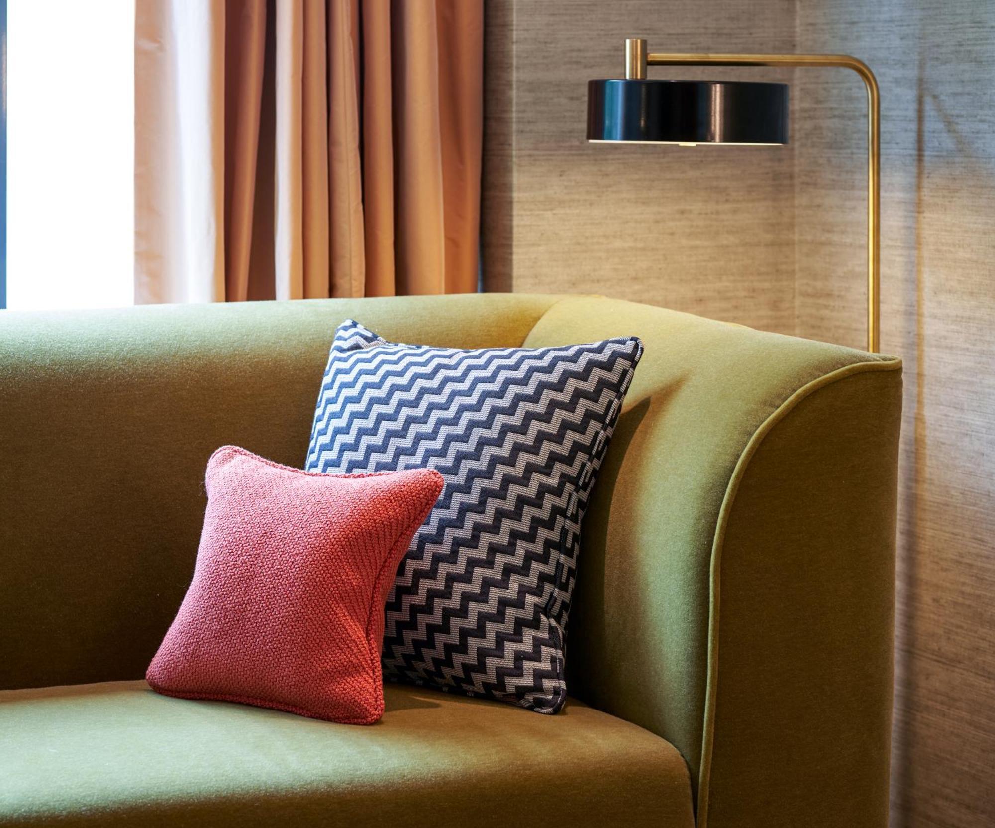 The Fitzwilliam Hotel Dublin Dış mekan fotoğraf A sofa with cushions