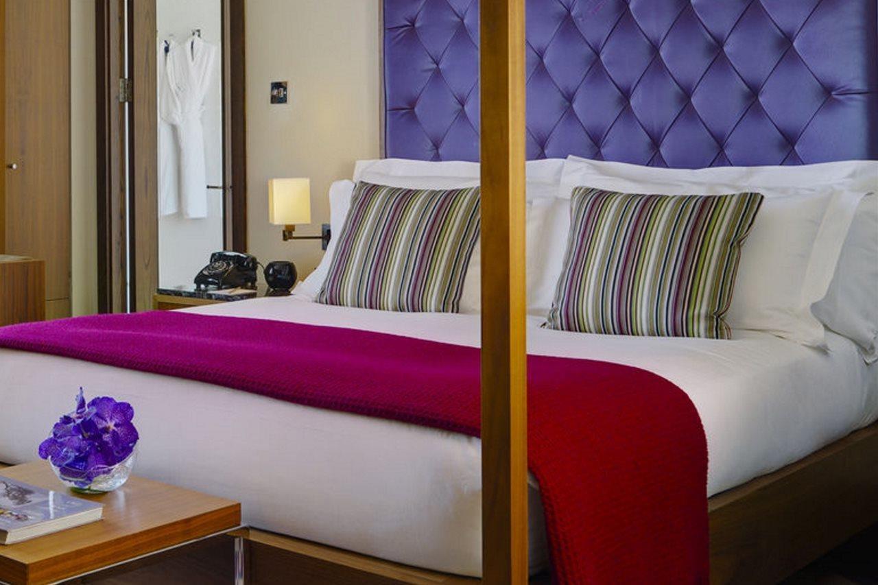 The Fitzwilliam Hotel Dublin Dış mekan fotoğraf A bedroom at the hotel