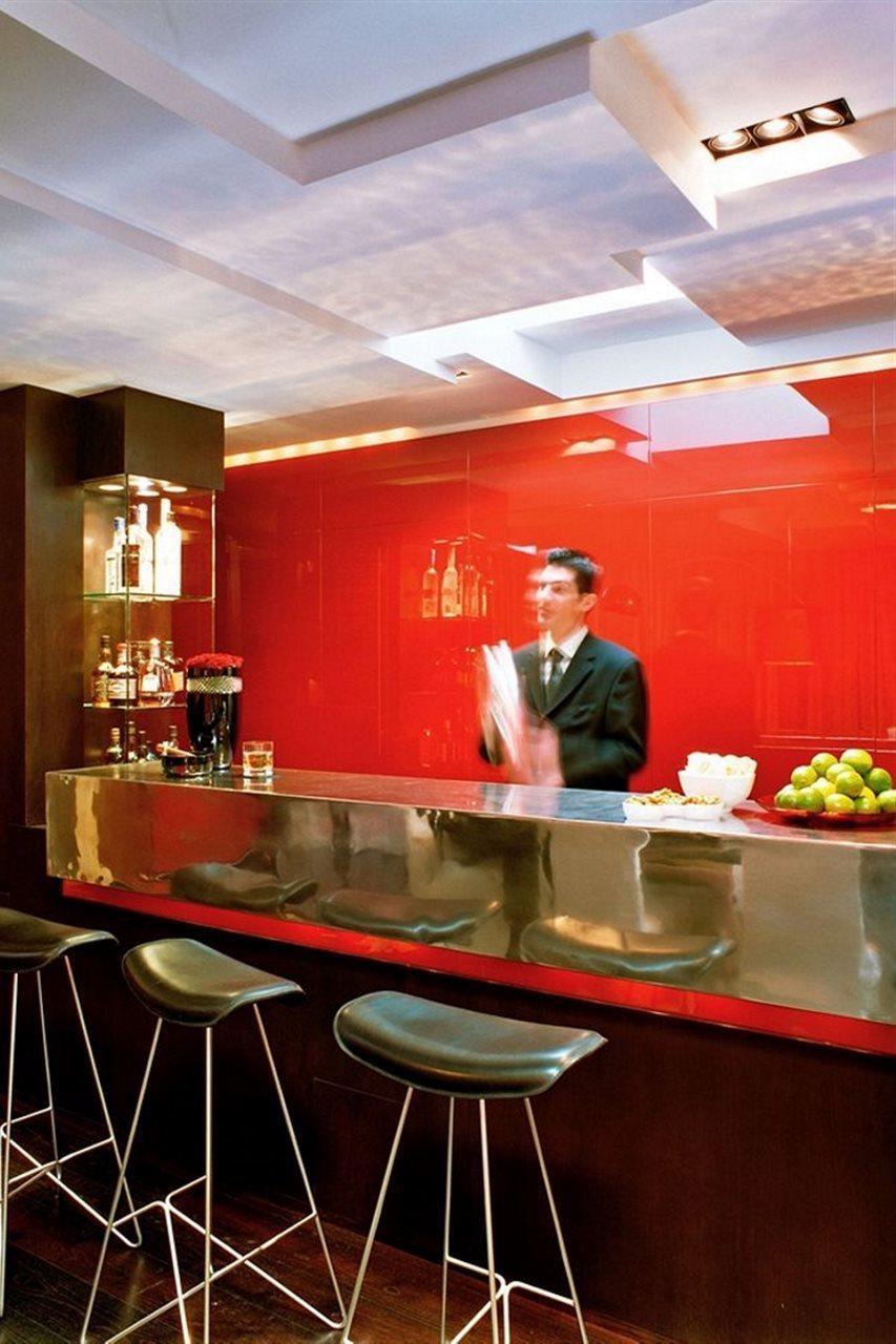 The Fitzwilliam Hotel Dublin Restoran fotoğraf A bartender at work